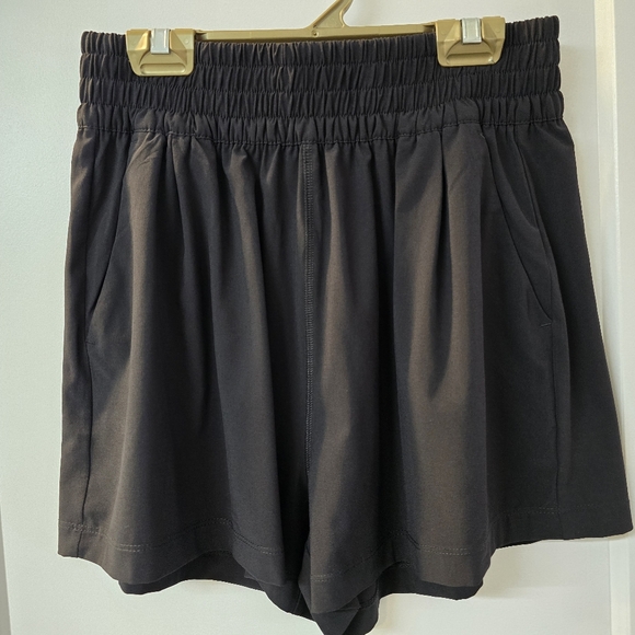 Vuori Pants - NWOT Vouri Women's Black Shorts